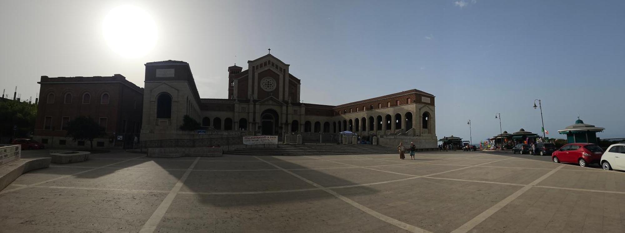 Terrazza A Nettuno E Chiesa Giubilare Santa Maria Goretti Dış mekan fotoğraf