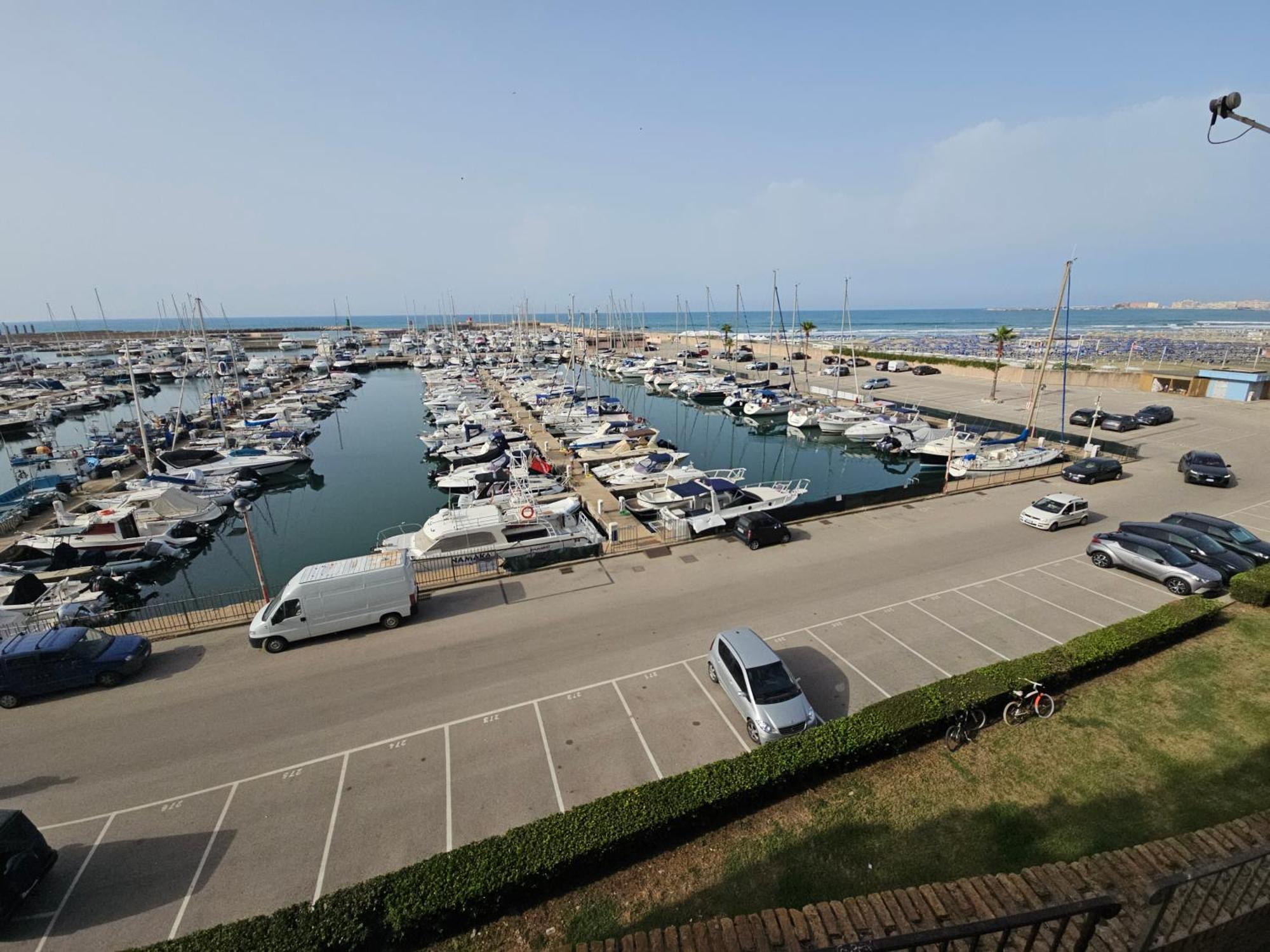 Terrazza A Nettuno E Chiesa Giubilare Santa Maria Goretti Dış mekan fotoğraf